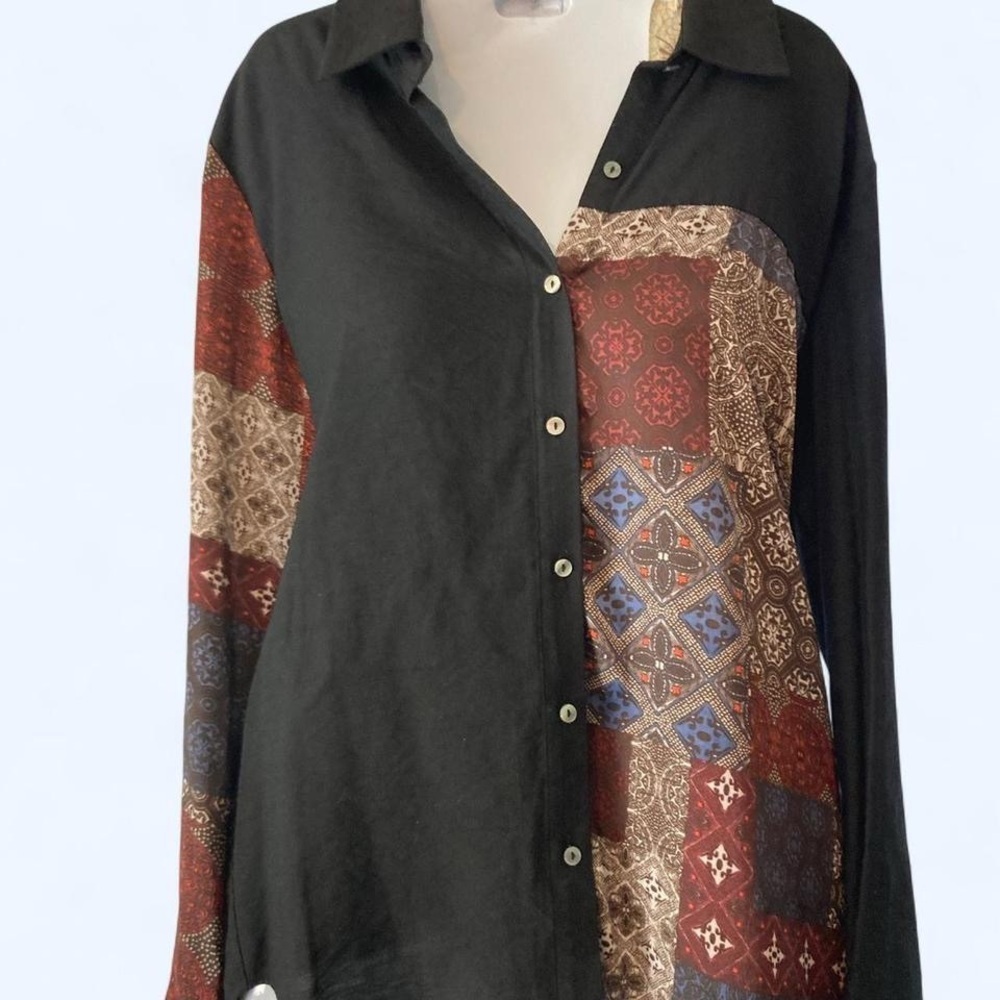 black and multi-coloured patchwork shirt with a longer front side Mystree S